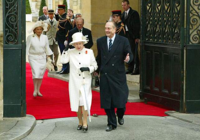 Avril 2004 : Elizabeth II est reçue à l'Élysée par Jacques et Bernadette Chirac