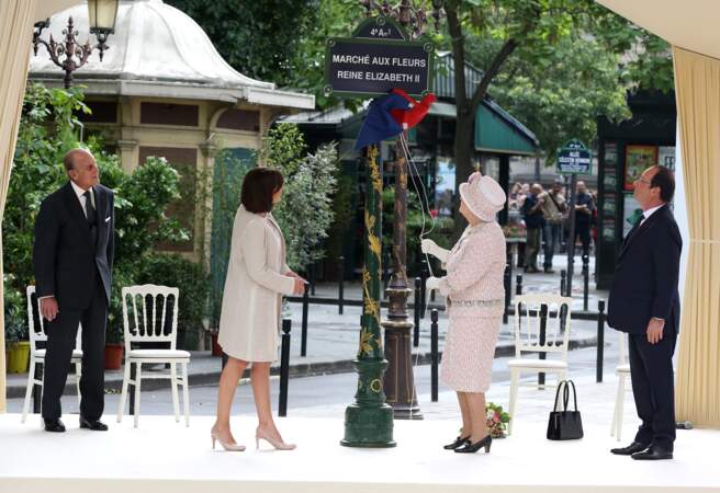 Elizabeth II dévoile la plaque “Marché aux fleurs Reine Elizabeth II”, le 7 juin 2014
