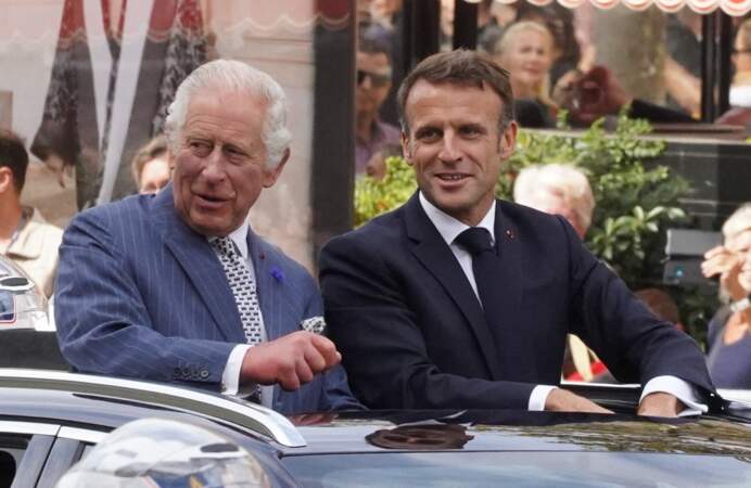 Le roi Charles III et le président de la République Emmanuel Macron saluent la foule présente tout le long des Champs-Élysées, ce mercredi 20 septembre 2023