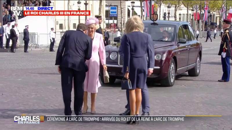 Le président Emmanuel Macron fait la révérence à la reine Camilla Parker Bowles sur les Champs-Élysées, ce mercredi 20 septembre 2023