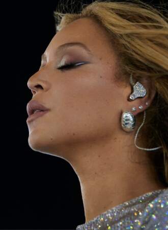 Beyonce et son oreillette en diamants blancs Tiffany & Co.