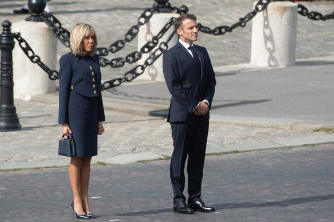 Le président Emmanuel Macron et son épouse Brigitte Macron arrivent sur les Champs-Élysées pour accueillir Charles III et Camilla Parker Bowles, ce mercredi 20 septembre 2023