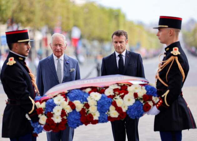 Le roi Charles III et le président de la République Emmanuel Macron déposent une gerbe sur la tombe du soldat inconnu, ce mercredi 20 septembre 2023