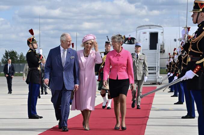 Charles III et Camilla Parker Bowles sont accueillis par la Première ministre Élisabeth Borne à leur arrivée à Orly, ce mercredi 20 septembre 2023