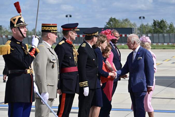 Charles III salue les ambassadeurs à son arrivée à l'aéroport d'Orly, ce mercredi 20 septembre 2023