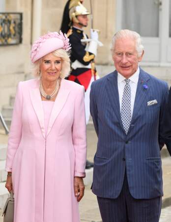 Le roi Charles III et la reine Camilla posent à leur arrivée au palais de l'Élysée à Paris, ce mercredi 20 septembre 2023
