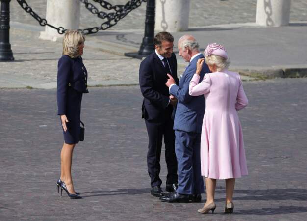 Le président Emmanuel Macron échange une vive poignée de main avec le roi Charles III sur les Champs-Élysées, ce mercredi 20 septembre 2023