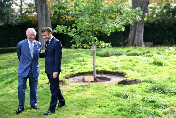 Le roi Charles III et le président de la République Emmanuel Macron complices après avoir planté un chêne dans le jardin de la résidence de l'ambassadeur britannique à Paris, ce mercredi 20 septembre 2023