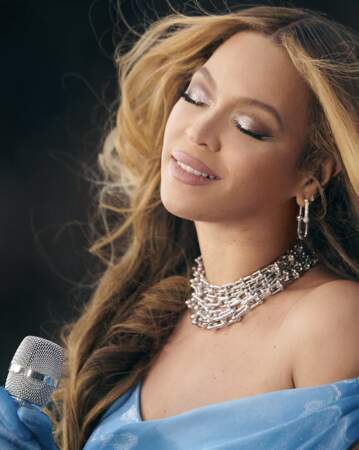 Beyonce porte des créations Tiffany HardWear personnalisées. Les modèles se caractérisent par des maillons qui jouent sur la tension, les proportions et l’équilibre.