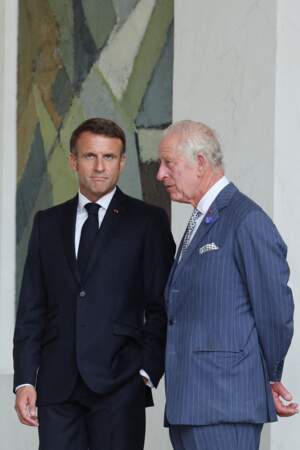 Le président de la République Emmanuel Macron et le roi Charles III échangent quelques derniers mots après leur entretien au palais de l'Élysée, à Paris, ce mercredi 20 septembre 2023