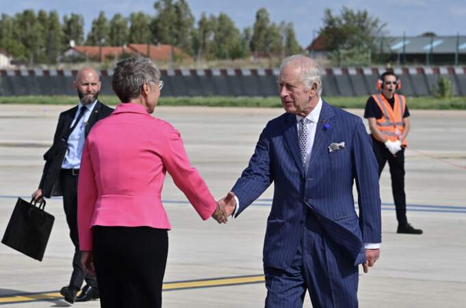 Charles III et Elisabeth Borne échangent une chaleureuse poignée de main à l'aéroport de Paris-Orly, ce mercredi 20 septembre 2023
