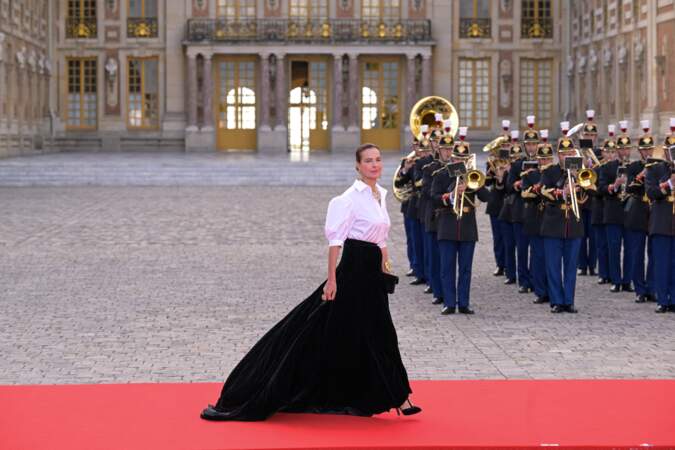 L'actrice Carole Bouquet arrive au dîner d'État organisé à Versailles en l'honneur du roi Charles III et Camilla, ce mercredi 20 septembre 2023