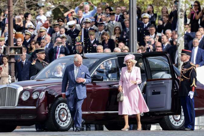 Le roi Charles III et Camilla arrivent sur les Champs-Élysées pour une cérémonie militaire, ce mercredi 20 septembre 2023
