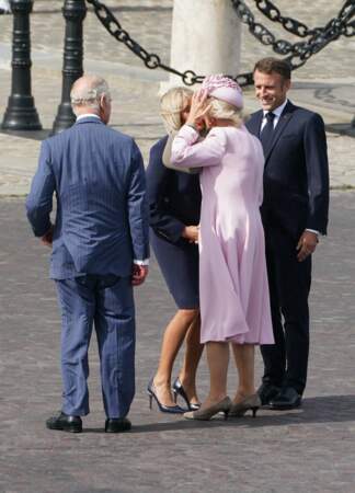Brigitte Macron fait une bise à la reine Camilla sur les Champs-Élysées, ce mercredi 20 septembre 2023