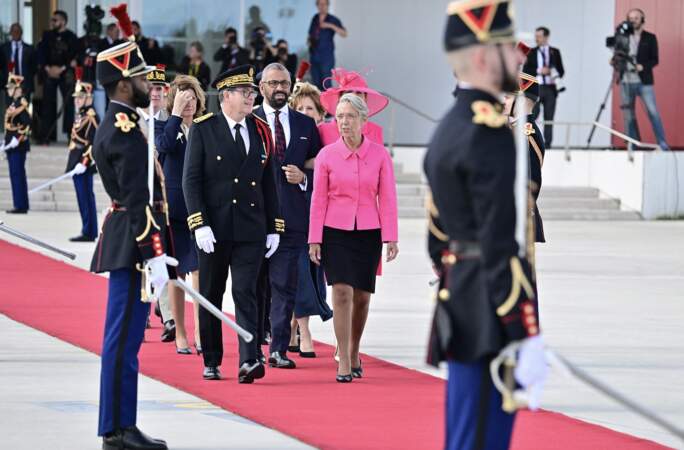 La Première ministre Élisabeth Borne vient accueillir Charles III et Camilla Parker Bowles à l'aéroport d'Orly, à Paris, ce mercredi 20 septembre 2023
