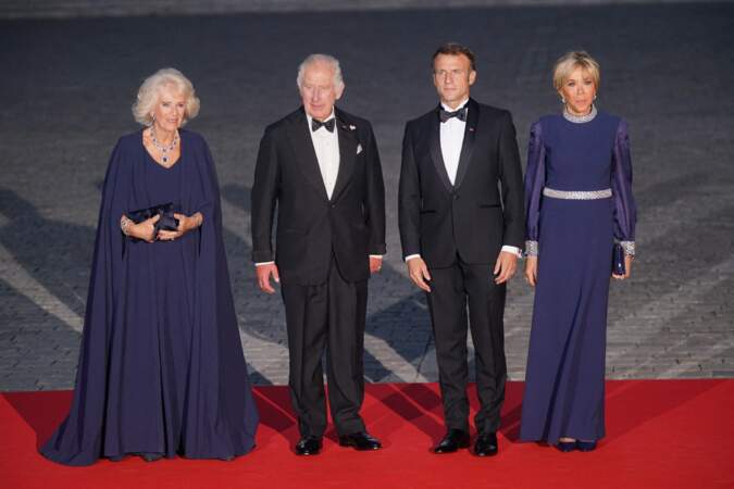 Le roi Charles III et son épouse Camilla prennent la pose aux côtés d'Emmanuel et Brigitte Macron avant le dîner d'État au château de Versailles, ce mercredi 20 septembre 2023