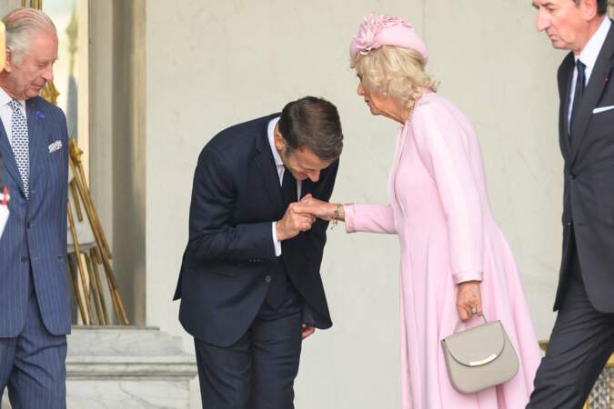 Le président de la République Emmanuel Macron fait un baise-main à la reine Camilla à la sortie du palais de l'Élysée, à Paris, ce mercredi 20 septembre 2023