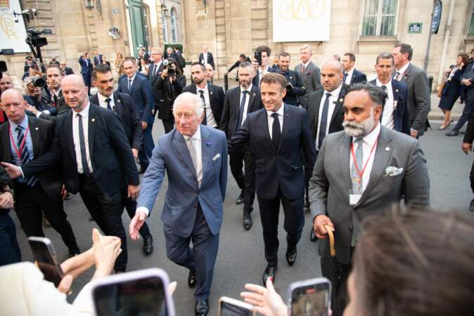 Le roi Charles III et le président de la République Emmanuel Macron improvisent un petit bain de foule à leur sortir du palais de l'Élysée, à Paris, ce mercredi 20 septembre 2023