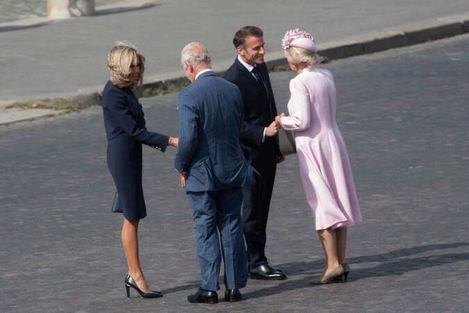 Le couple président, Emmanuel et Brigitte Macron, accueillent Charles III et Camilla sur les Champs-Élysées, ce mercredi 20 septembre 2023