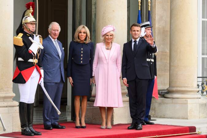 La reine Camilla Parker Bowles, le roi Charles III, le président de la République Emmanuel Macron et son épouse Brigitte posent sur le perron du Palais de l'Élysée, ce mercredi 20 septembre 2023