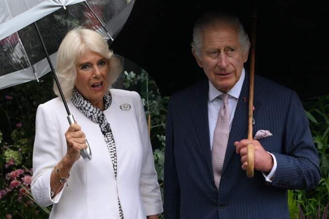 Le roi Charles III d'Angleterre et Camilla reine consort d'Angleterre, visitent le marché aux fleurs du centre de Paris le 21 septembre 2023