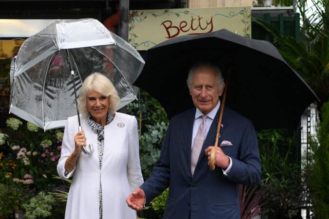 Sous la pluie, le roi Charles III et Camilla déambulent dans le marché aux fleurs reine Élizabeth II de Paris, ce jeudi 21 septembre 2023