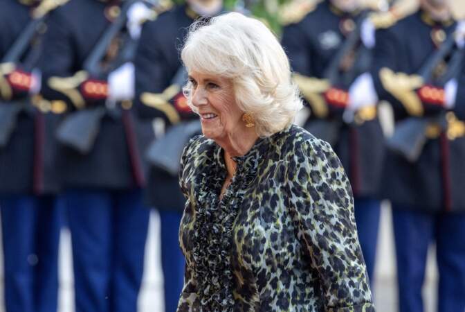 La reine Camilla surprend dans une robe à l'imprimé léopard lors de son arrivée à l'Élysée, ce jeudi 21 septembre 2023