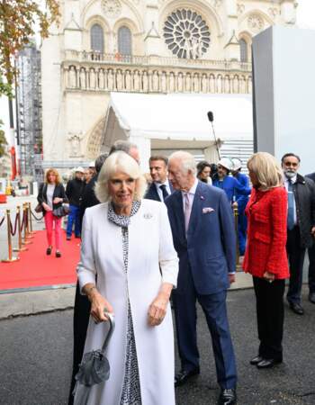 La reine Camilla élégante dans un manteau blanc sur le parvis de Notre-Dame de Paris, ce jeudi 21 septembre 2023