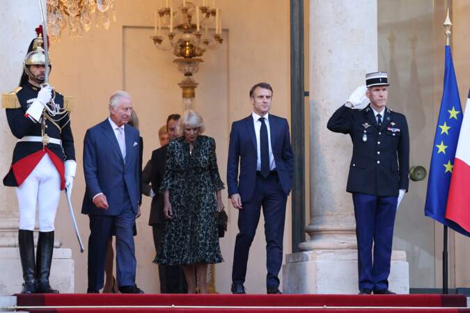 Le président de la République Emmanuel Macron et  la Première Dame Brigitte Macron raccompagnent Charles III et Camilla Parker Bowles quittent le palais de l'Élysée, ce jeudi 21 septembre 2023