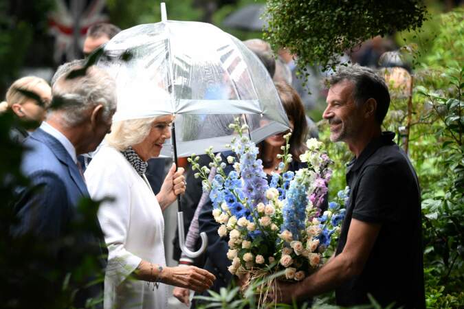 La reine Camilla reçoit un imposant bouquet lors de sa visite du marché aux fleurs reine Élizabeth II de Paris, ce jeudi 21 septembre 2023