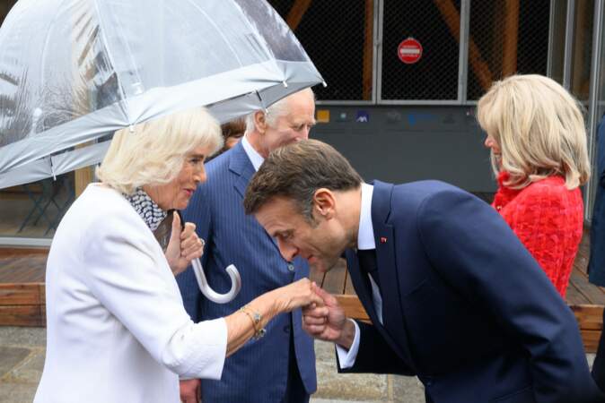 Le président Emmanuel Macron salue d'un baise main la reine Camilla lors de son arrivée sur le parvis de Notre-Dame de Paris, ce jeudi 21 septembre 2023