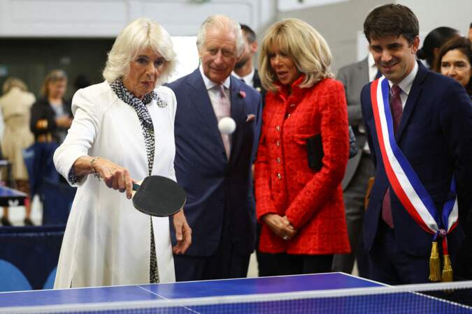 La reine Camilla s'essaye au ping pong lors d'une visite à une association sportive locale pour les jeunes à Saint-Denis, à Paris, ce jeudi 21 septembre 2023