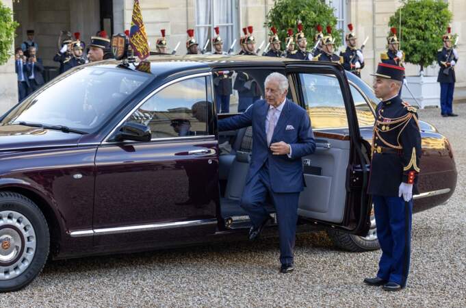 Charles III, dans une costume bleu à rayures, arrive au palais de l'Élysée, ce jeudi 21 septembre 2023