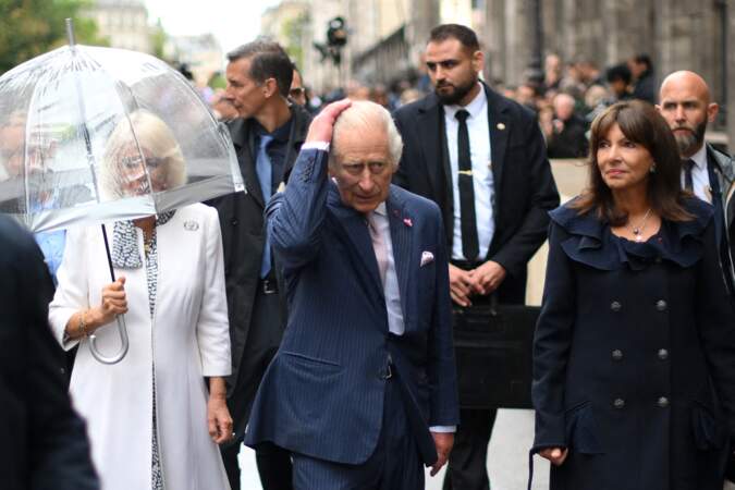 Le roi Charles III et la reine Camilla, accompagnés de la maire de Paris Anne Hidalgo, se dirigent vers la cathédrale Notre-Dame de Paris à Paris, ce jeudi 21 septembre 2023