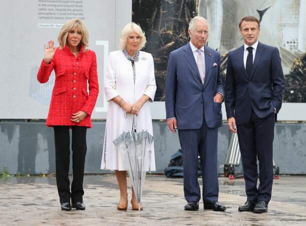 Le roi Charles III, Camilla Parker Bowles, le président de la République  Emmanuel Macron et la première dame Brigitte Macron sur le parvis de Notre-Dame de Paris, ce jeudi 21 septembre 2023