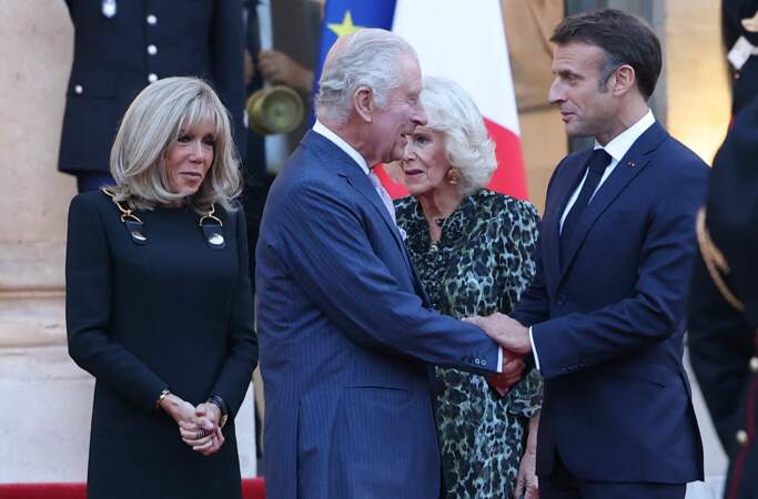 Le président de la République Emmanuel Macron salue une dernière fois le roi Charles III après leur ultime rencontre à l'Élysée, ce jeudi 21 septembre 2023