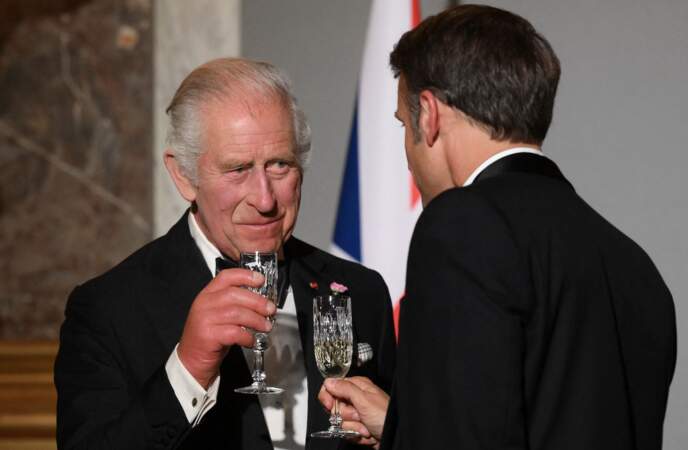 Le roi Charles III et le président de la République Emmanuel Macron portent un toast avant le dîner d'état au château de Versailles, ce mercredi 20 septembre 2023