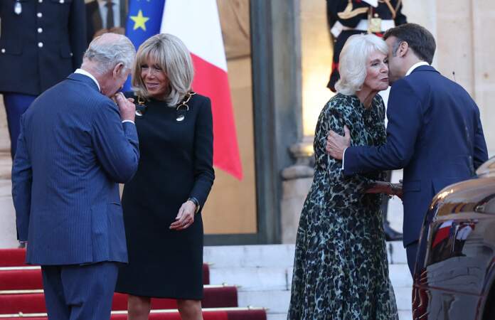 Le président de la République salue une dernière fois la reine Camilla d'une chaleureuse bise après leur ultime rencontre à l'Élysée, ce jeudi 21 septembre 2023