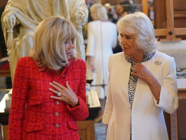 La reine Camilla et la Première dame Brigitte Macron partagent quelques mots, lors de leur visite à la Bibliothèque nationale de France, à Paris, ce jeudi 21 septembre 2023