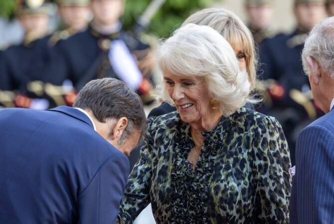 Le président de la République fait la révérence à la reine Camilla devant le palais de l'Élysée, ce jeudi 21 septembre 2023