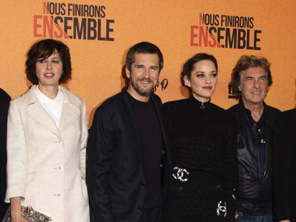 Valérie Bonneton et François Cluzet, entourant Guillaume Canet et Marion Cotillard, lors de l'avant-première du film "Nous finirons ensemble" au Gaumont Opéra à Paris le 29 avril 2019.
