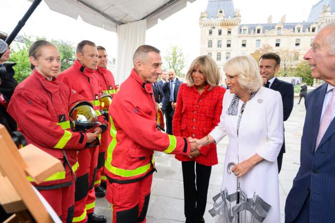 La reine Camilla salue les pompiers sur le parvis de Notre-Dame de Paris, ce jeudi 21 septembre 2023