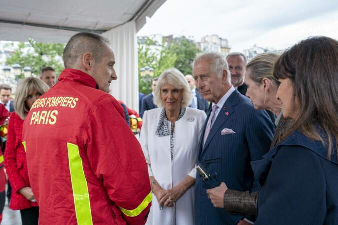 Le roi Charles III et Camilla écoutent attentivement le récit des pompiers sur l'incendie de la cathédrale Notre-Dame de Paris, ce jeudi 21 septembre 2023