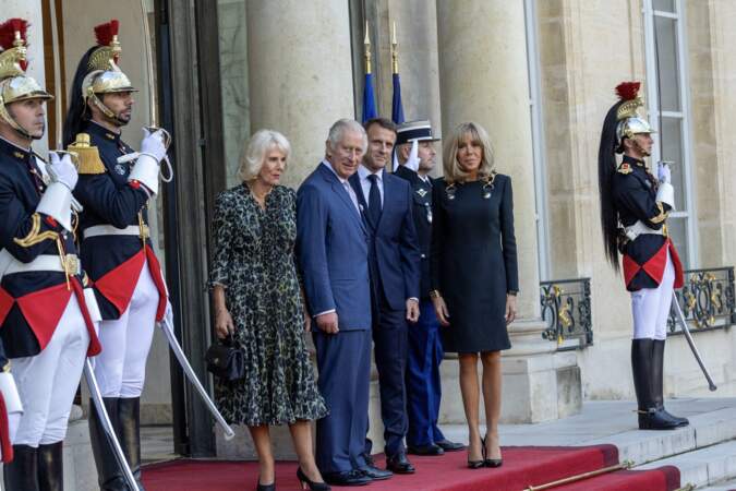 Le roi Charles III et son épouse Camilla prennent la pose aux côtés d'Emmanuel et Brigitte Macron sur le parvis de l'Élysée, ce jeudi 21 septembre 2023