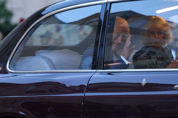 Le roi Charles III et Camilla quittent le palais de l'Élysée à bord de la Bentley royale, ce jeudi 21 septembre 2023