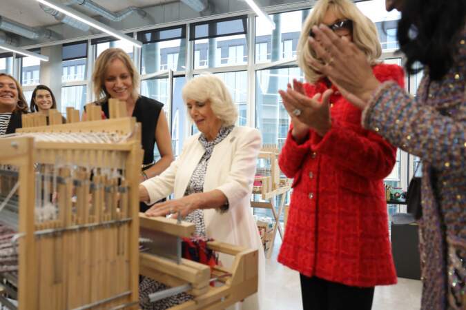 La reine Camilla essaye une machine à tisser dans les atelier Chanel, dans le le XIXe arrondissement de Paris, ce jeudi 21 septembre 2023