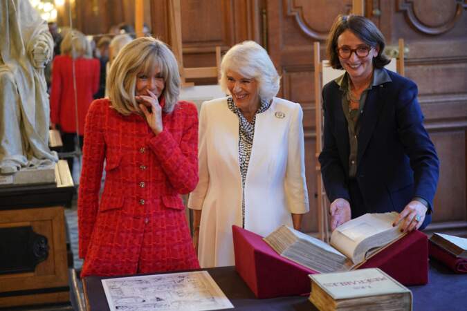 La reine Camilla et la Première dame Brigitte Macron apparaissent complices, à la Bibliothèque nationale de France, à Paris, ce jeudi 21 septembre 2023
