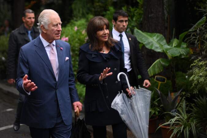 Le roi Charles III accompagné de la maire de Paris Anna Hidalgo pour sa visite du marché aux fleurs - reine Elizabeth II, ce jeudi 21 septembre 2023