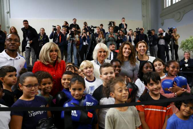 La reine Camilla et La Première dame Brigitte Macron ont pris la pose avec des enfants à Saint-Denis, en Seine-Saint-Denis, ce jeudi 21 septembre 2023