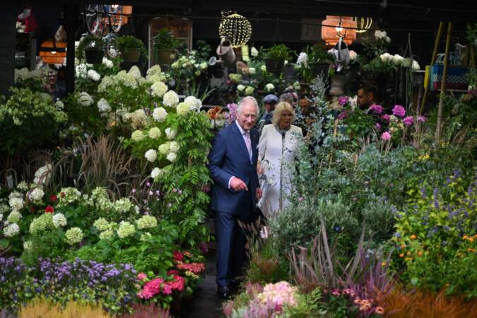 Le roi Charles III et la reine Camilla  déambulent dans le marché aux fleurs reine Élizabeth II de Paris, ce jeudi 21 septembre 2023